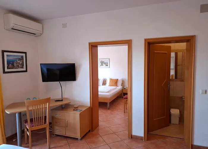 La Perla 1 Bed & Breakfast 4*