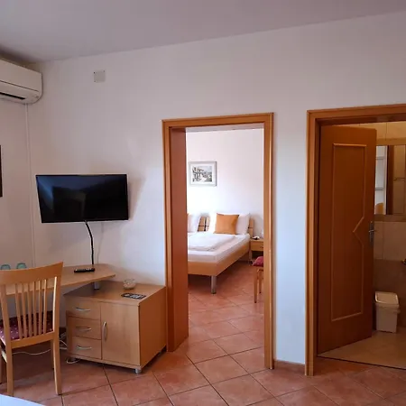 La Perla 1 Bed & Breakfast 4*